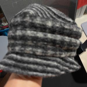 Platania made in Italy hat in wool. Versatile winter hat in black and gr…